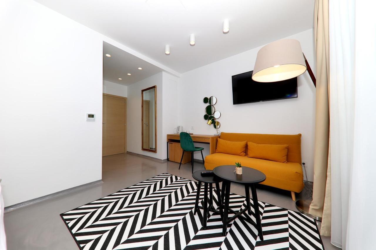 Whiterooms 12 *