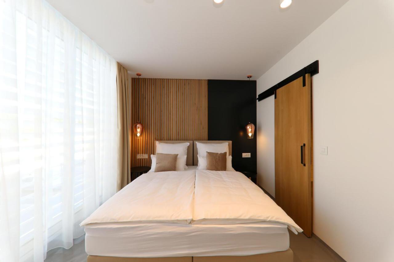 Whiterooms 12 *