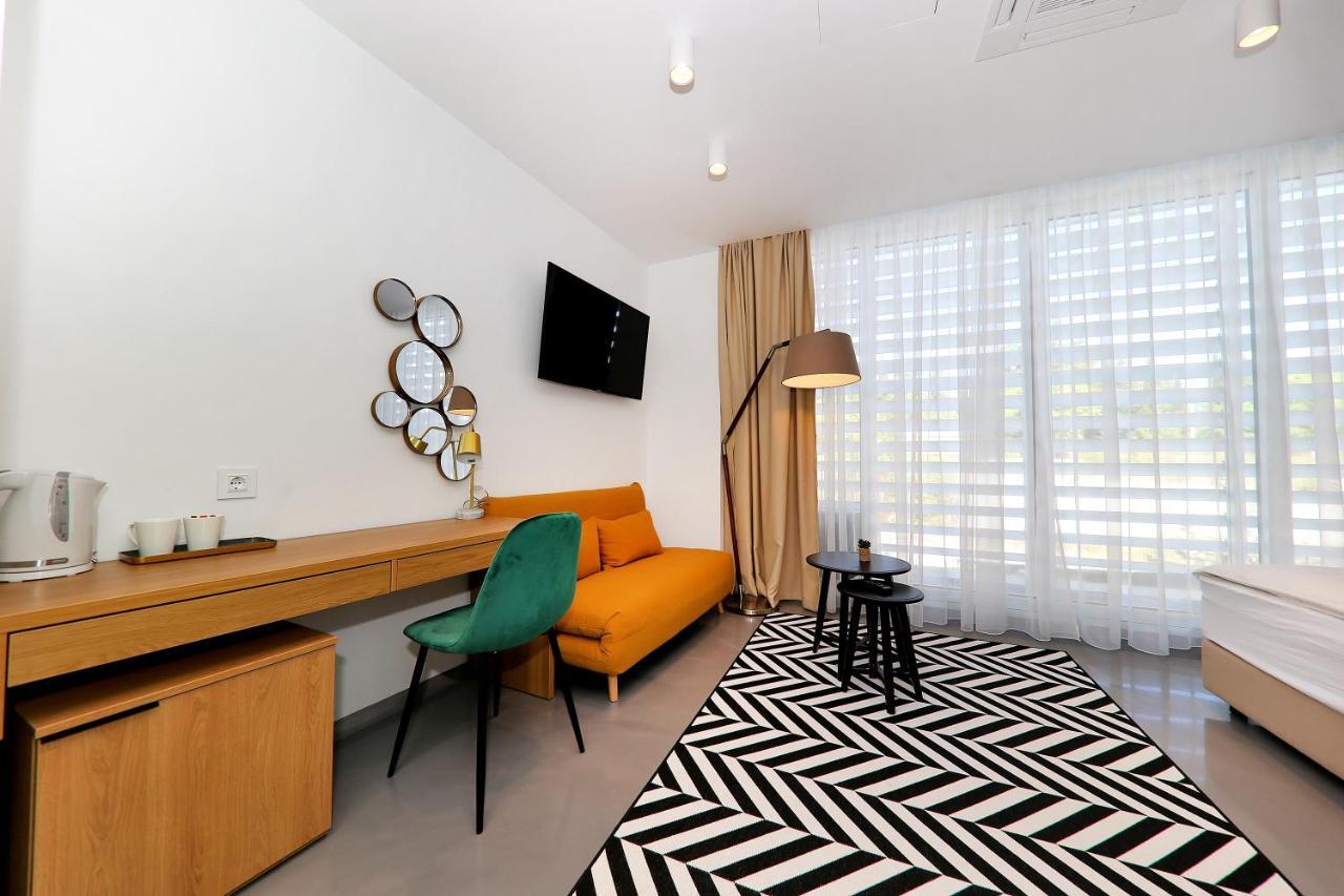 Apartment Whiterooms 12