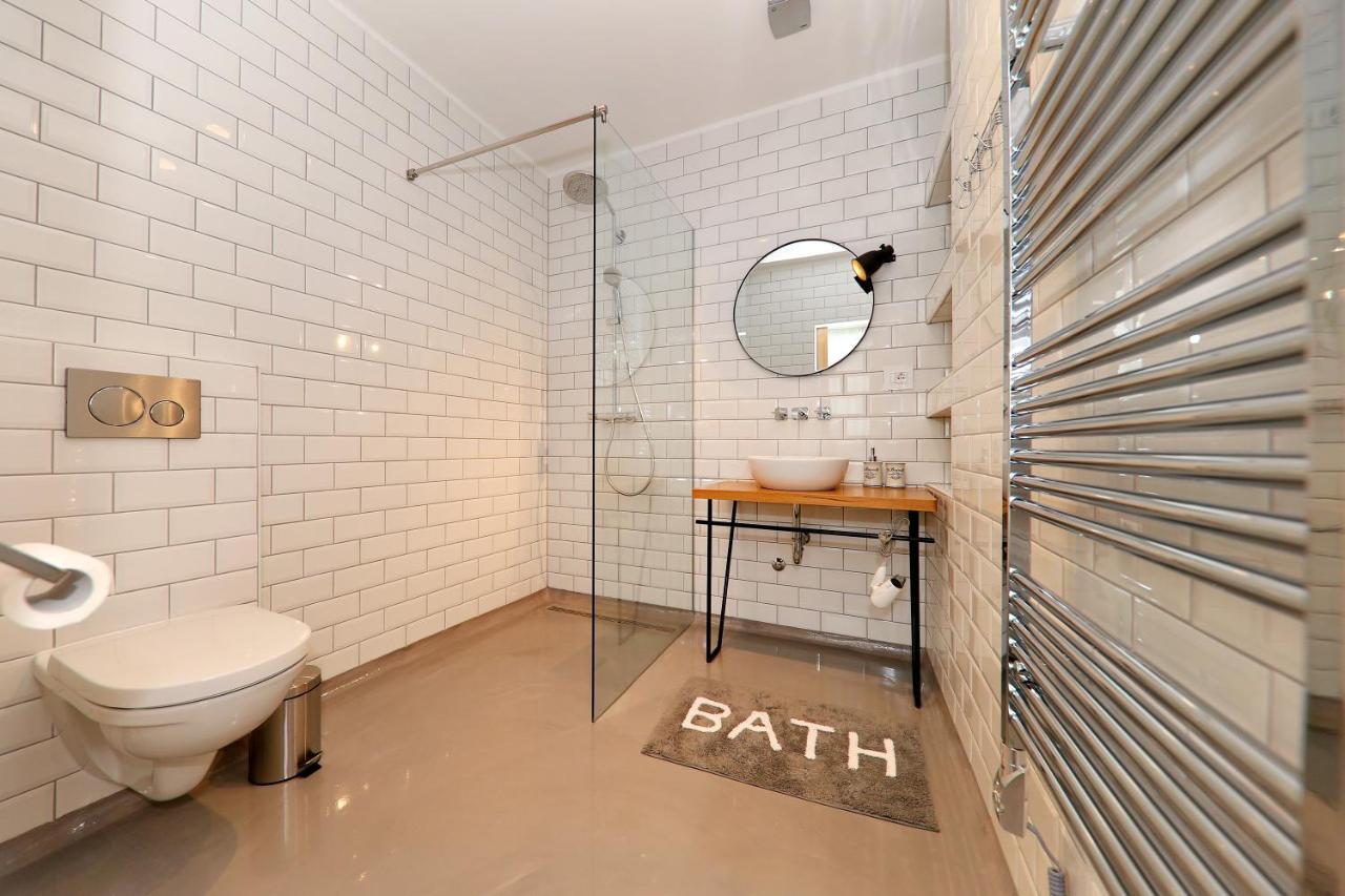 Whiterooms 12 Apartment