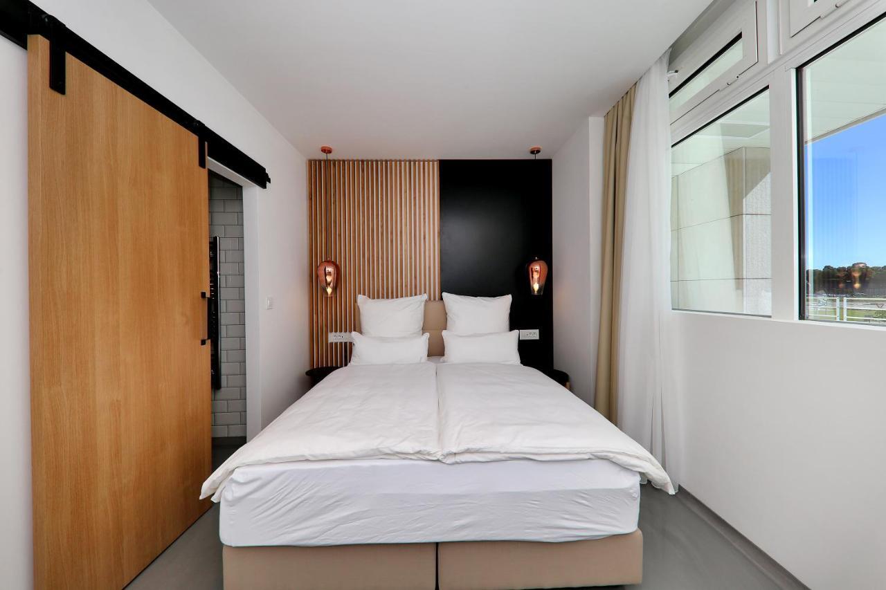 Whiterooms 12 *