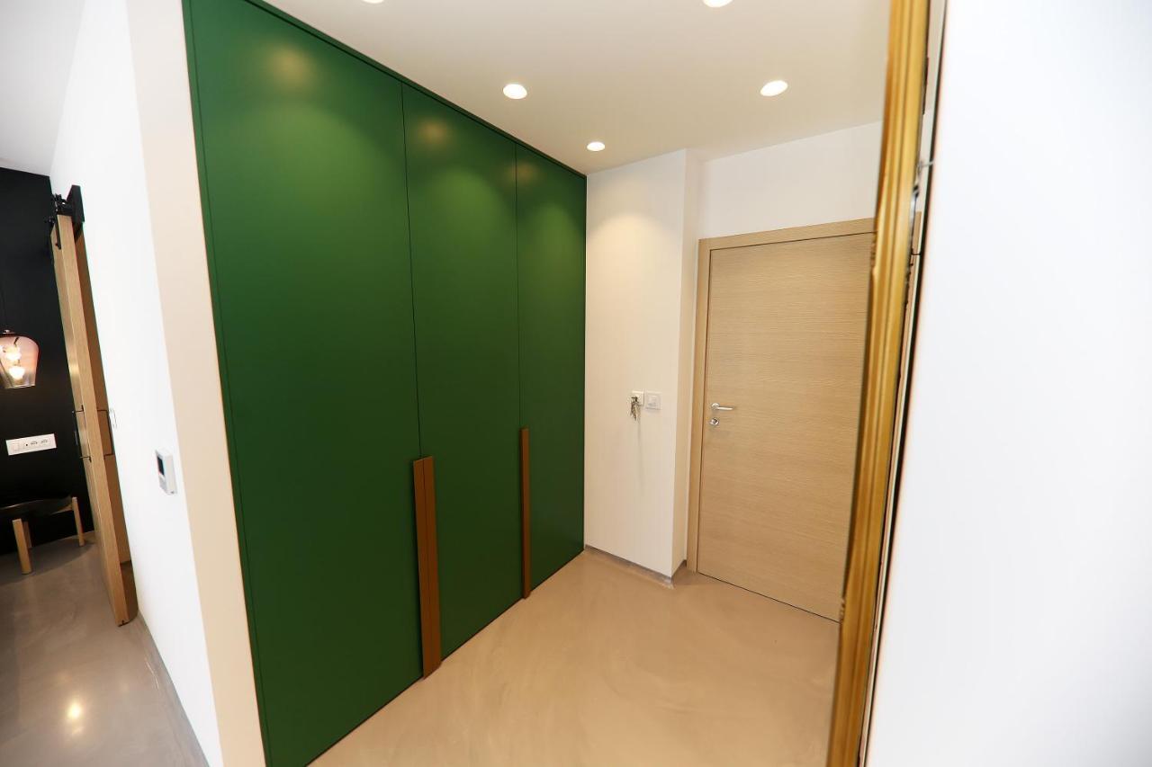 Whiterooms 12 *